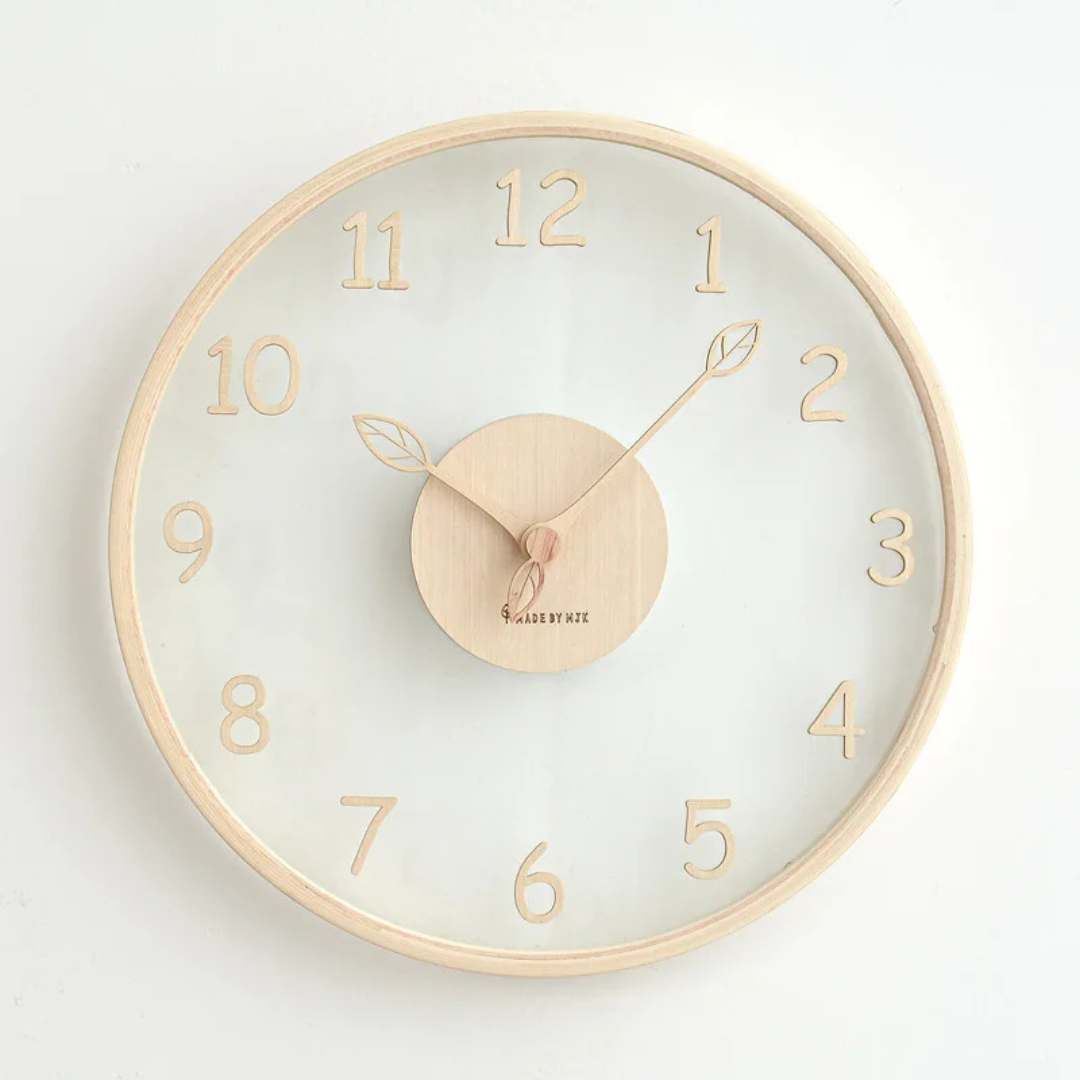 Metron - Elegante Wanduhr aus Holz mit schickem Glasfinish