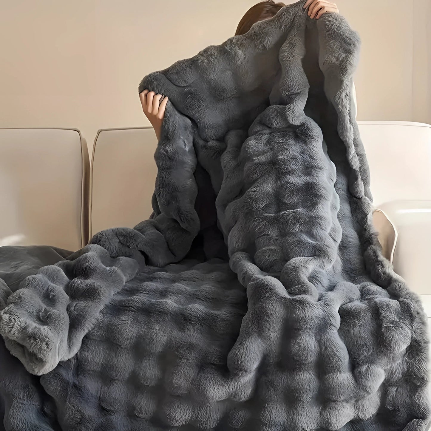 Luxuriöse grob gestrickte Kunstpelz-Gewichtsdecke für ein gemütliches modernes Interieur