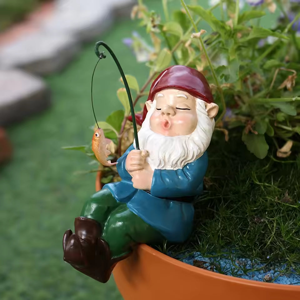 Ligeia - Charmante Gnom-Figur mit Stab für Innen- und Gartendekoration