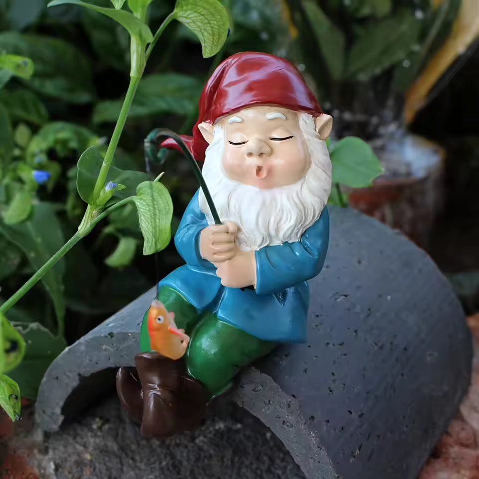 Ligeia - Charmante Gnom-Figur mit Stab für Innen- und Gartendekoration