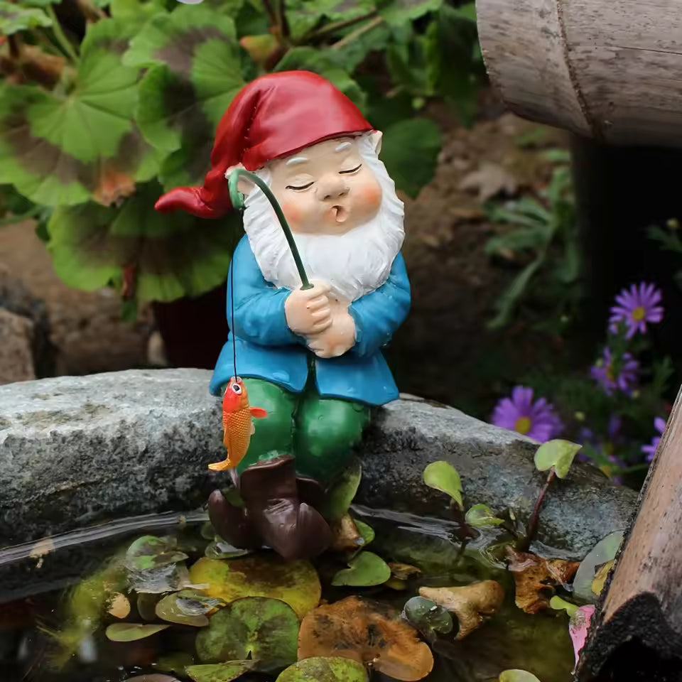 Ligeia - Charmante Gnom-Figur mit Stab für Innen- und Gartendekoration