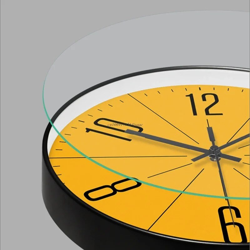 Marcia - Moderne Wanduhr mit schlankem minimalistischem Design