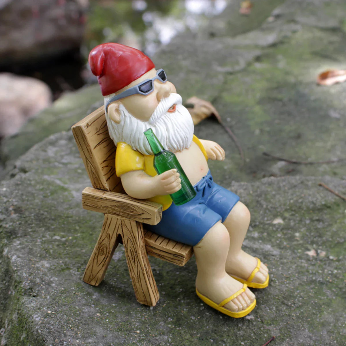 Drusiana - Charmanter sonnenbadender Gartenzwerg aus Harz mit luxuriösem Liegestuhl für bezaubernde Gartendekoration