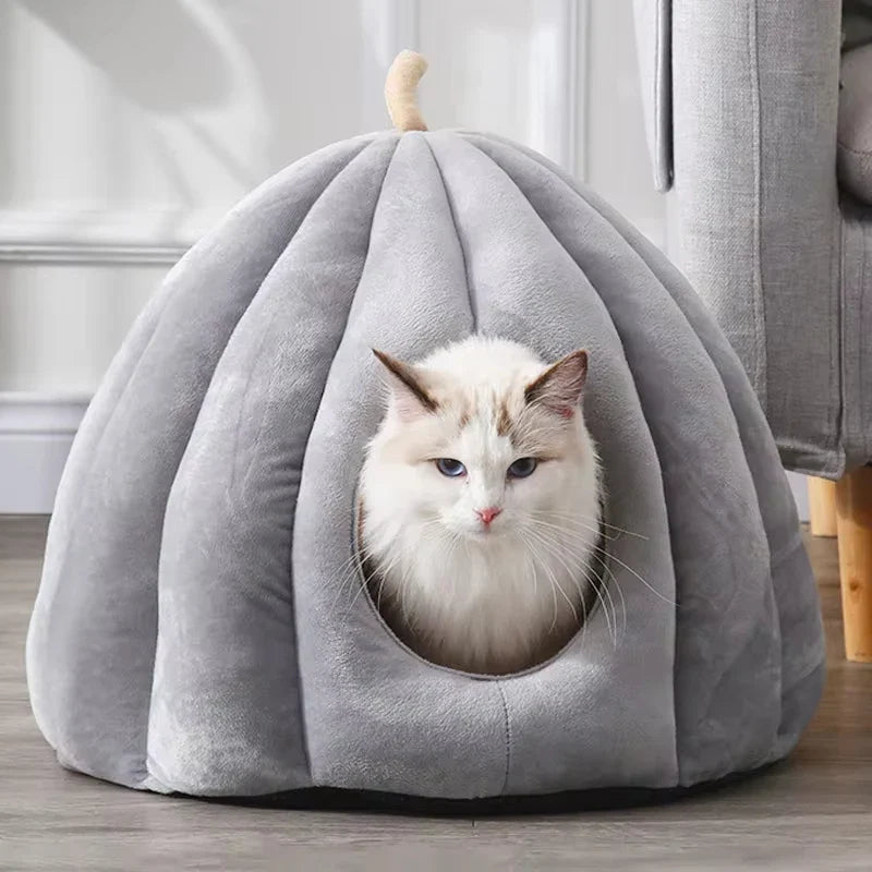 Gemütliches geschlossenes Katzenbett für warme Wintertage