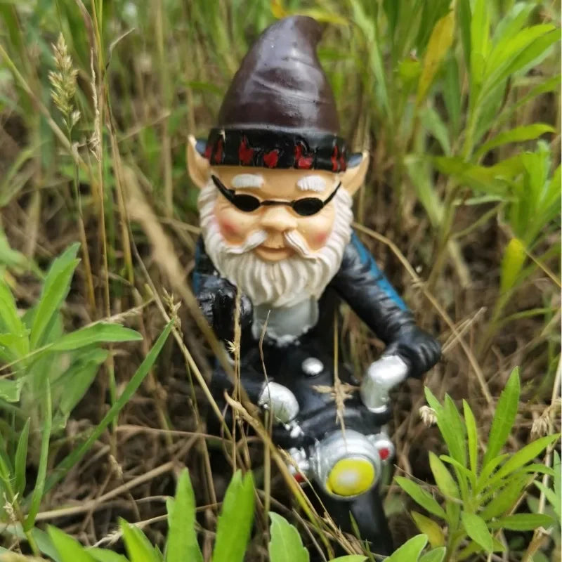 Calidora - Charmanter Gartenzwerg auf Motorrad Harzfigur für eine schöne Gartendekoration