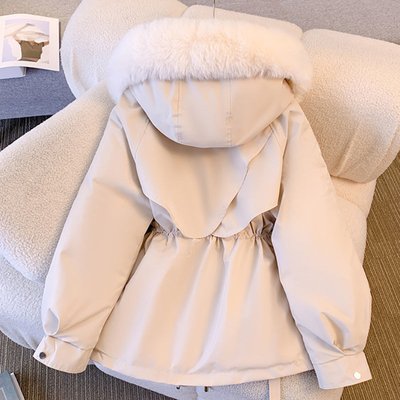 Elegant women's winter coat with faux fur collar – stylish and warm winter outfit